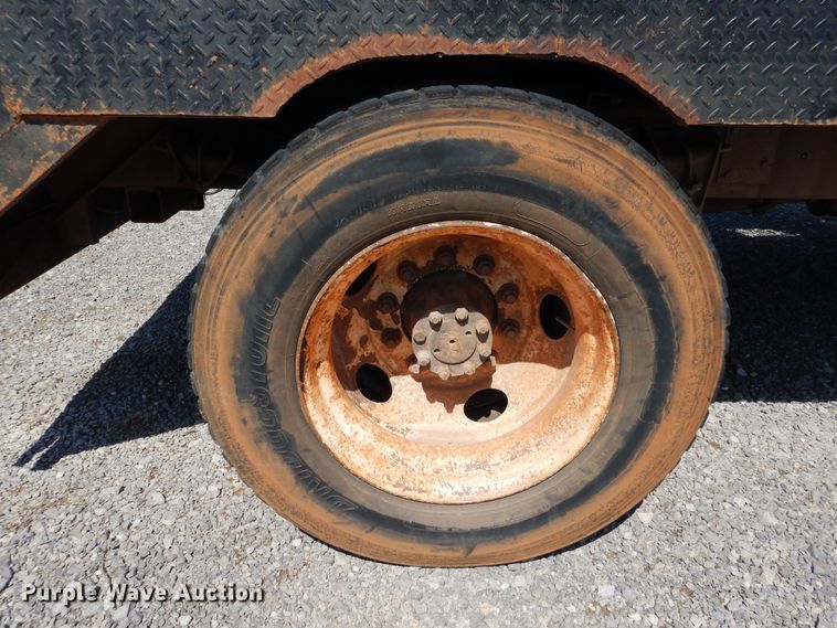 image for item HO9766 2001 International 4700  vacuum truck