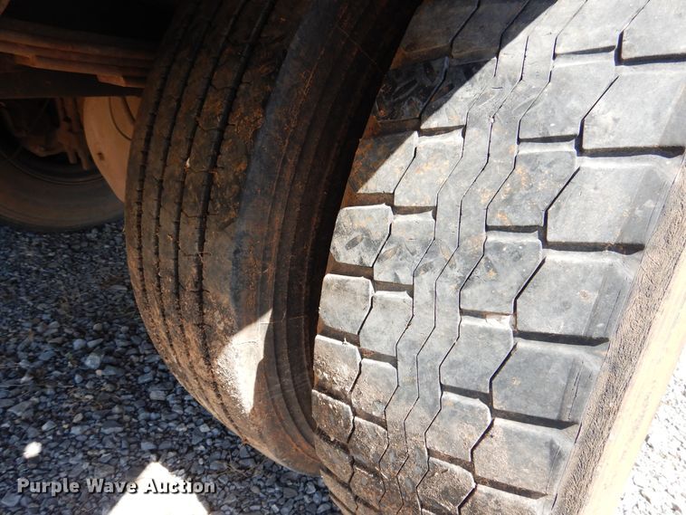 image for item HO9766 2001 International 4700  vacuum truck