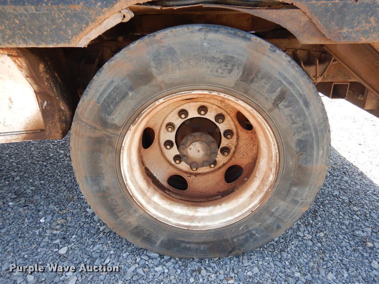 image for item HO9766 2001 International 4700  vacuum truck