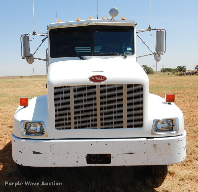 image for item HO9772 2004 Peterbilt 330  Crew Cab semi truck