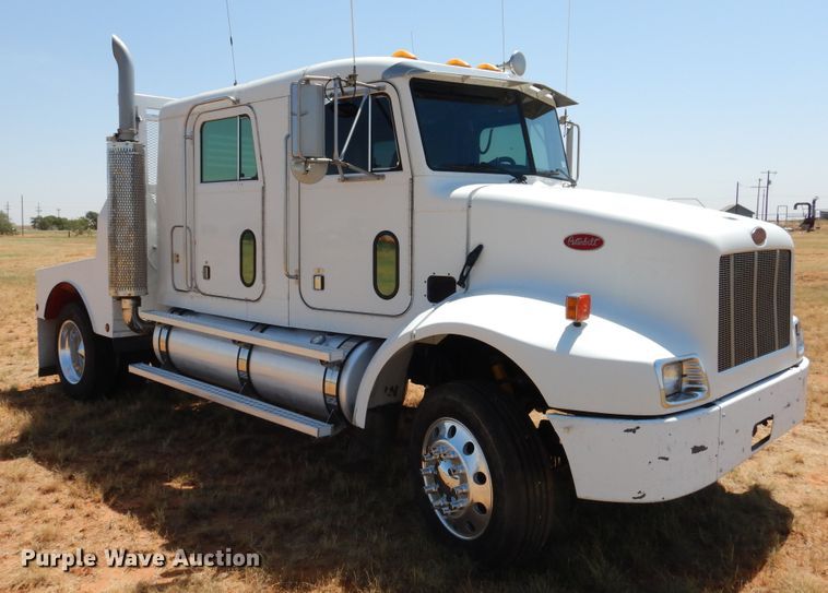 image for item HO9772 2004 Peterbilt 330  Crew Cab semi truck