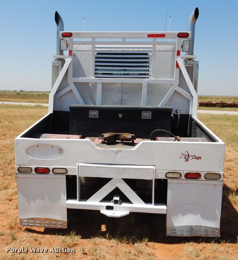 image for item HO9772 2004 Peterbilt 330  Crew Cab semi truck