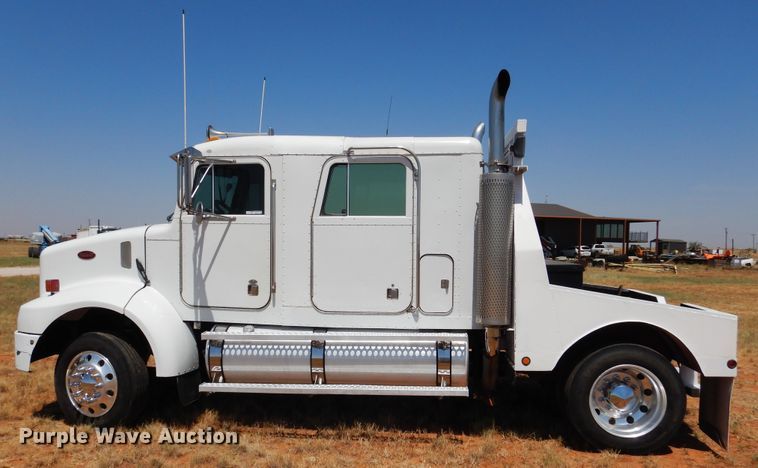 image for item HO9772 2004 Peterbilt 330  Crew Cab semi truck