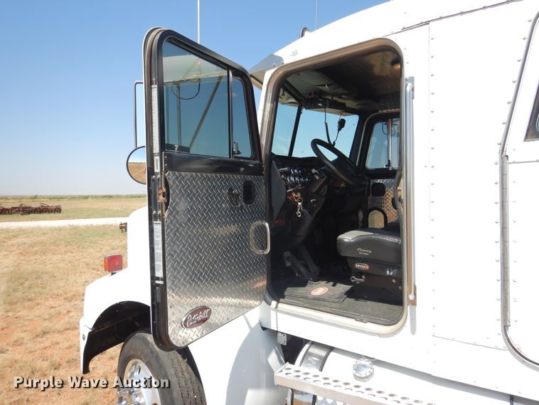 image for item HO9772 2004 Peterbilt 330  Crew Cab semi truck