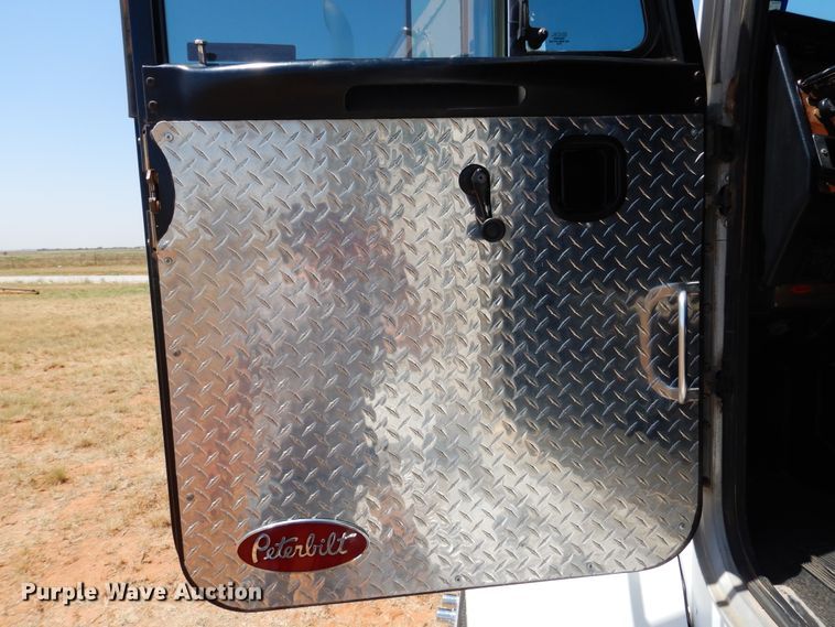 image for item HO9772 2004 Peterbilt 330  Crew Cab semi truck