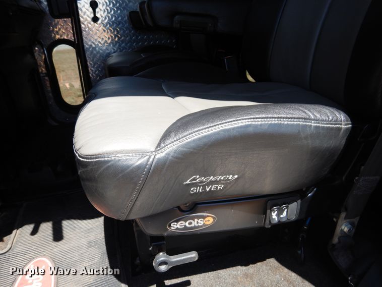 image for item HO9772 2004 Peterbilt 330  Crew Cab semi truck