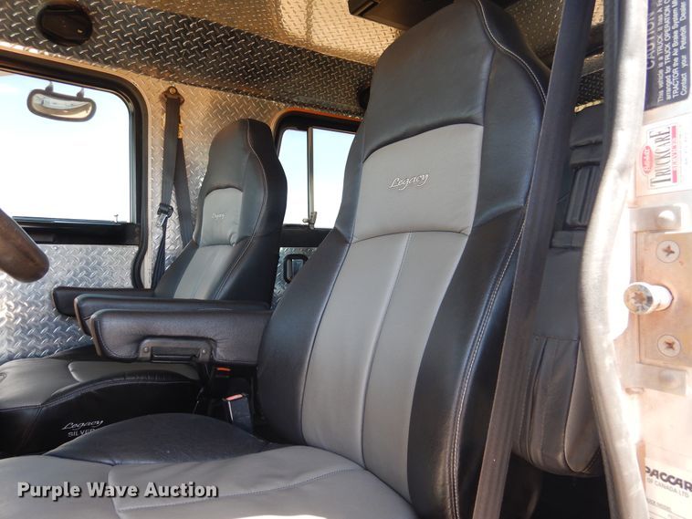 image for item HO9772 2004 Peterbilt 330  Crew Cab semi truck