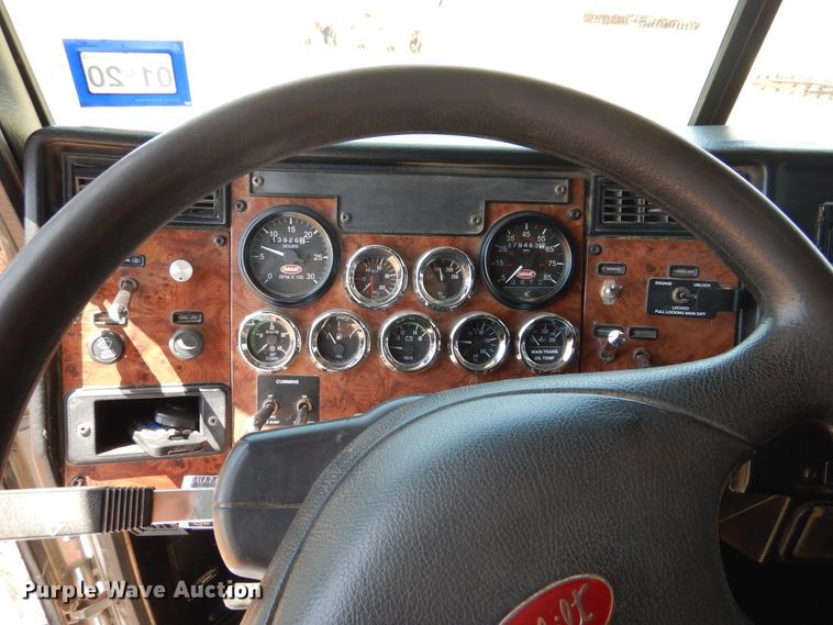 image for item HO9772 2004 Peterbilt 330  Crew Cab semi truck