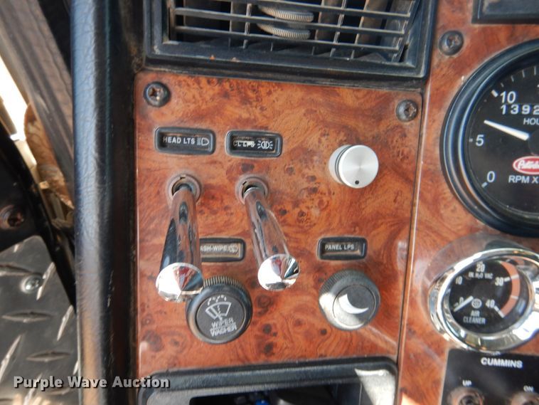 image for item HO9772 2004 Peterbilt 330  Crew Cab semi truck