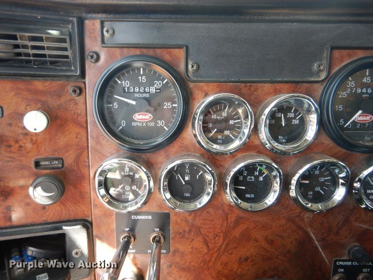 image for item HO9772 2004 Peterbilt 330  Crew Cab semi truck