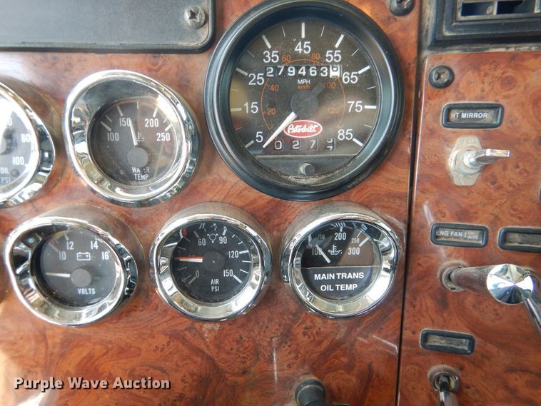 image for item HO9772 2004 Peterbilt 330  Crew Cab semi truck