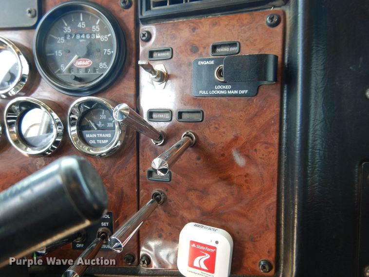 image for item HO9772 2004 Peterbilt 330  Crew Cab semi truck