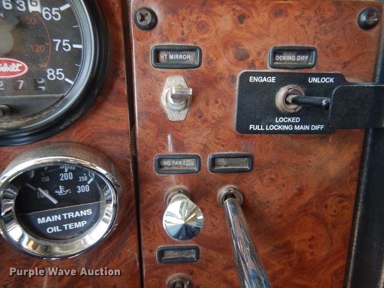 image for item HO9772 2004 Peterbilt 330  Crew Cab semi truck