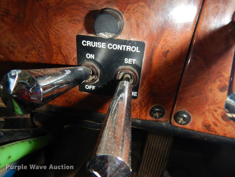 image for item HO9772 2004 Peterbilt 330  Crew Cab semi truck