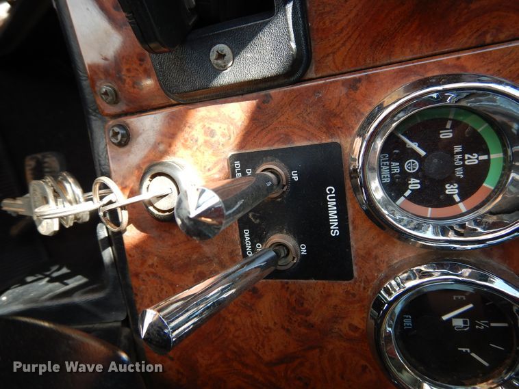 image for item HO9772 2004 Peterbilt 330  Crew Cab semi truck