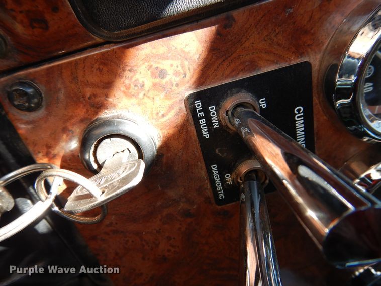 image for item HO9772 2004 Peterbilt 330  Crew Cab semi truck