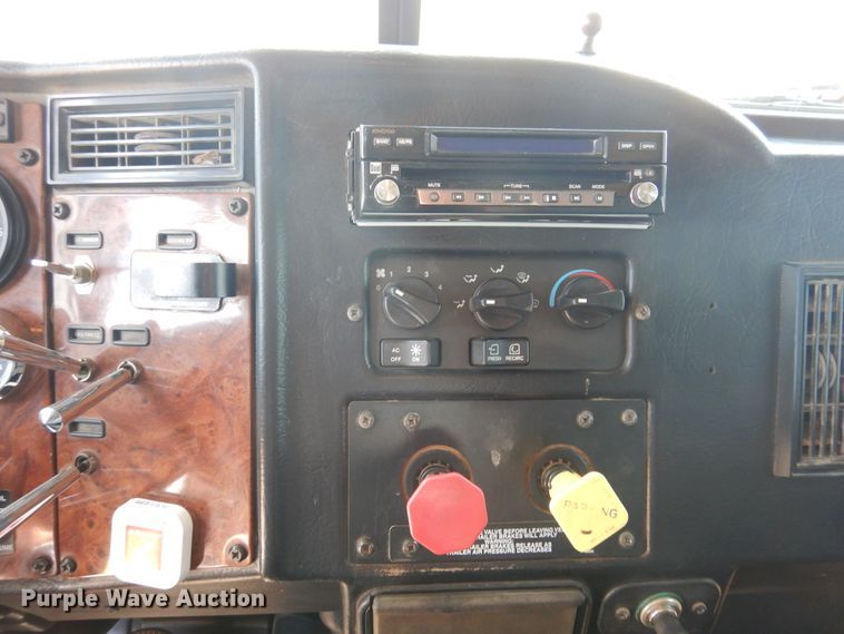 image for item HO9772 2004 Peterbilt 330  Crew Cab semi truck