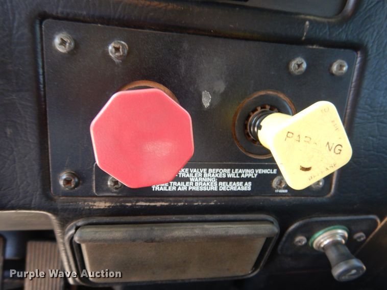 image for item HO9772 2004 Peterbilt 330  Crew Cab semi truck