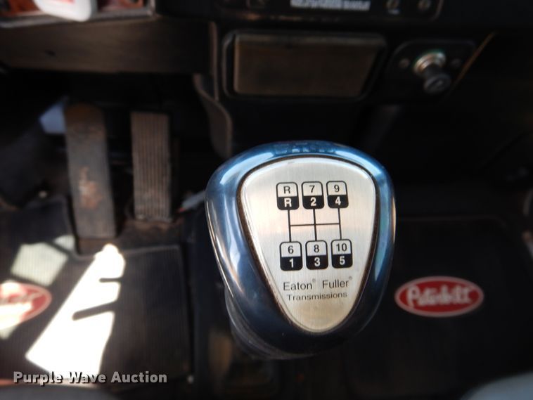 image for item HO9772 2004 Peterbilt 330  Crew Cab semi truck