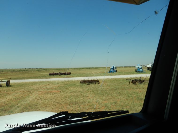 image for item HO9772 2004 Peterbilt 330  Crew Cab semi truck