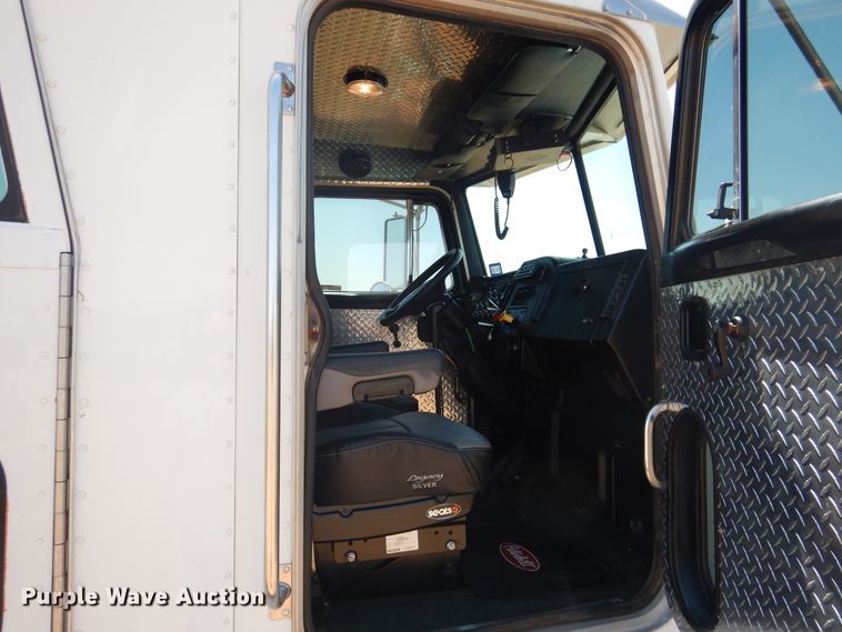 image for item HO9772 2004 Peterbilt 330  Crew Cab semi truck