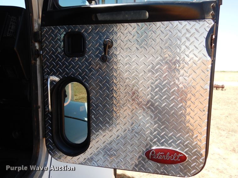 image for item HO9772 2004 Peterbilt 330  Crew Cab semi truck