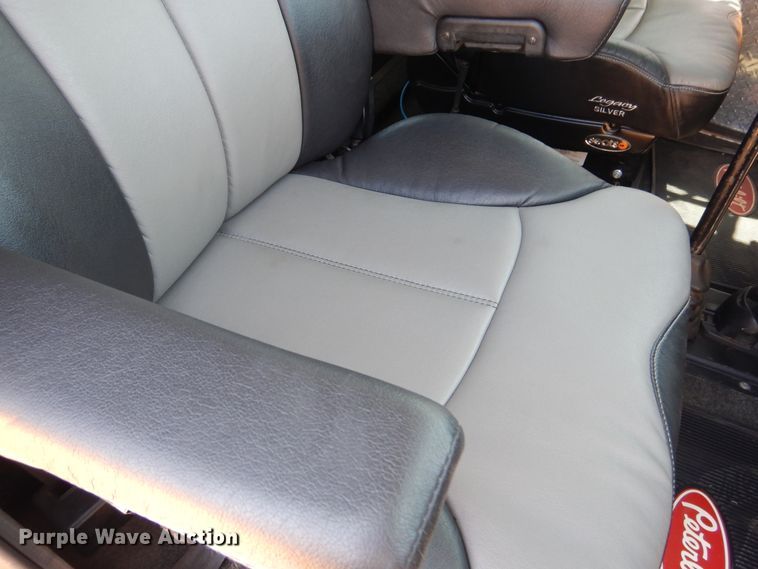 image for item HO9772 2004 Peterbilt 330  Crew Cab semi truck