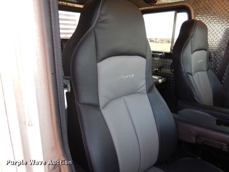 image for item HO9772 2004 Peterbilt 330  Crew Cab semi truck