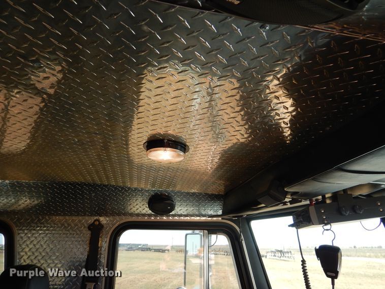 image for item HO9772 2004 Peterbilt 330  Crew Cab semi truck