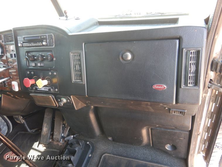 image for item HO9772 2004 Peterbilt 330  Crew Cab semi truck