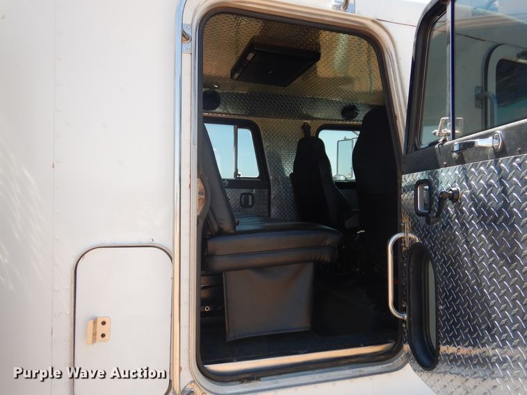 image for item HO9772 2004 Peterbilt 330  Crew Cab semi truck