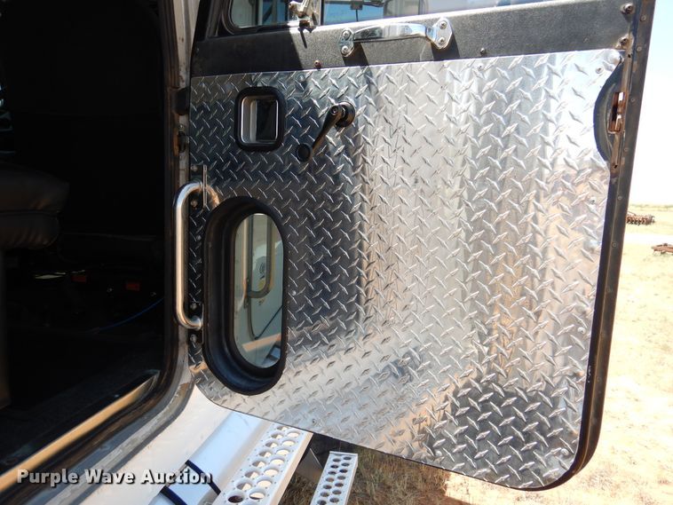 image for item HO9772 2004 Peterbilt 330  Crew Cab semi truck