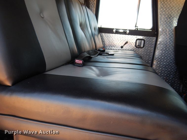 image for item HO9772 2004 Peterbilt 330  Crew Cab semi truck