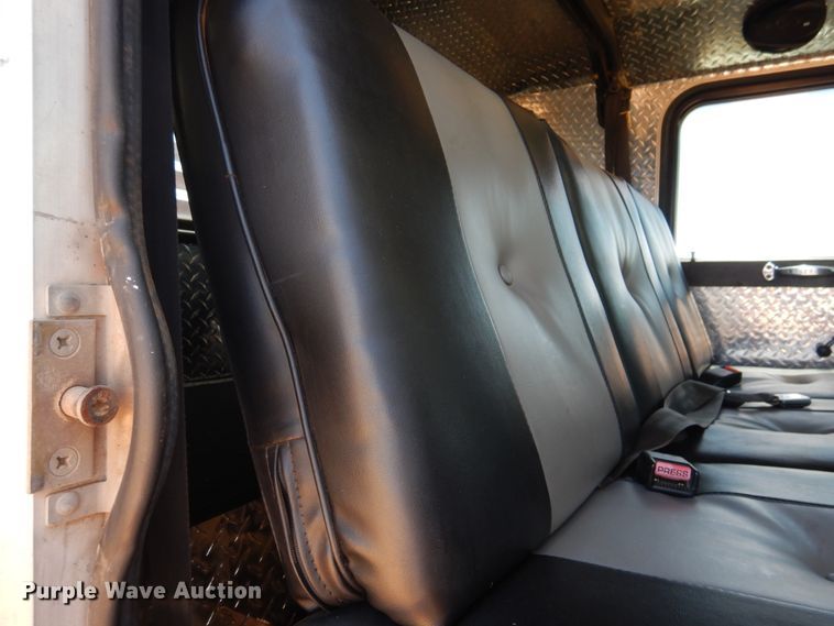 image for item HO9772 2004 Peterbilt 330  Crew Cab semi truck