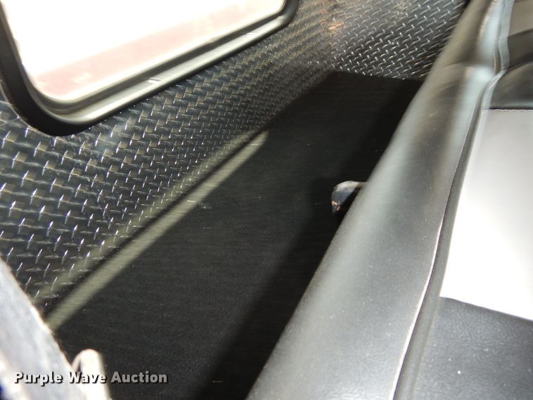 image for item HO9772 2004 Peterbilt 330  Crew Cab semi truck