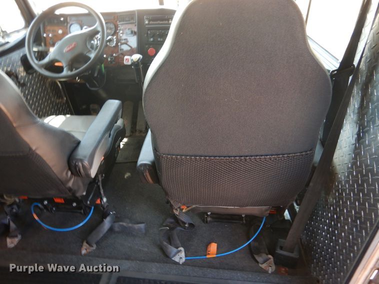 image for item HO9772 2004 Peterbilt 330  Crew Cab semi truck