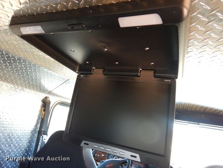 image for item HO9772 2004 Peterbilt 330  Crew Cab semi truck