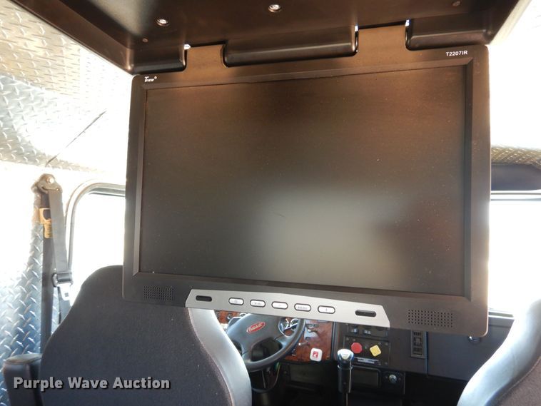 image for item HO9772 2004 Peterbilt 330  Crew Cab semi truck