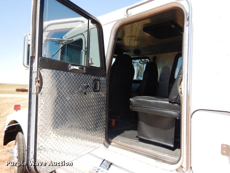 image for item HO9772 2004 Peterbilt 330  Crew Cab semi truck