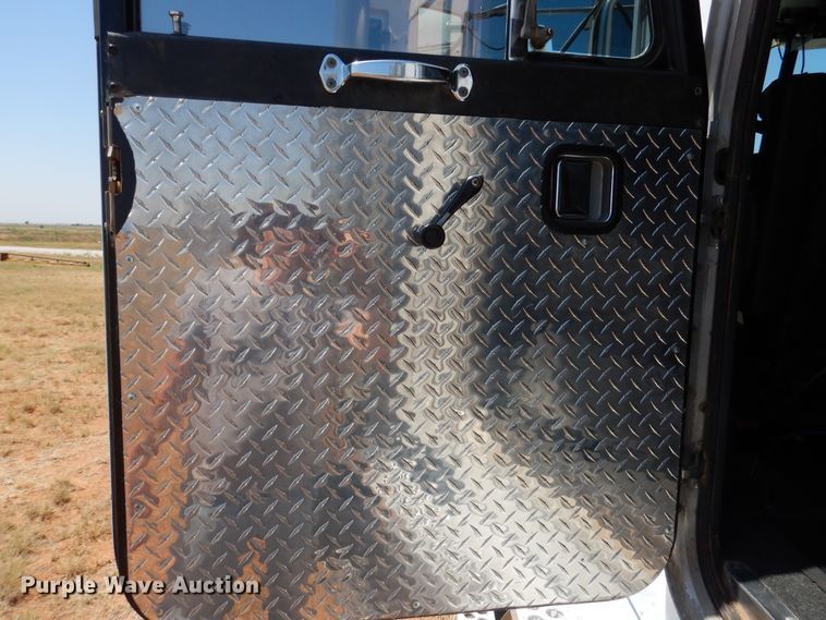 image for item HO9772 2004 Peterbilt 330  Crew Cab semi truck