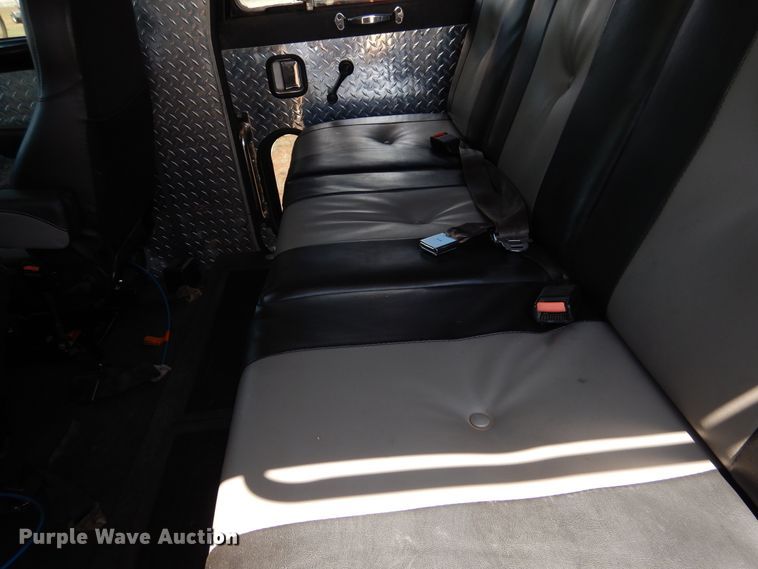 image for item HO9772 2004 Peterbilt 330  Crew Cab semi truck