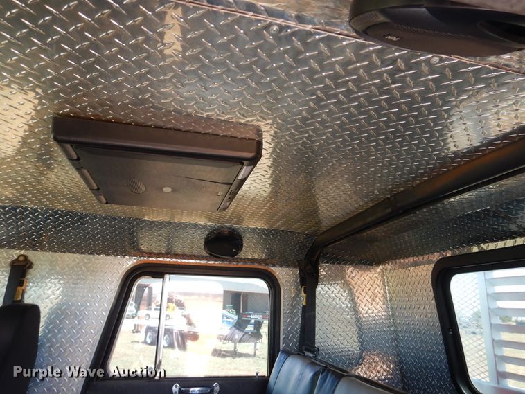 image for item HO9772 2004 Peterbilt 330  Crew Cab semi truck