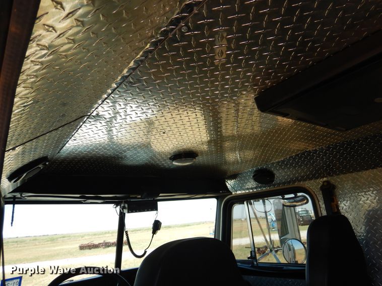 image for item HO9772 2004 Peterbilt 330  Crew Cab semi truck