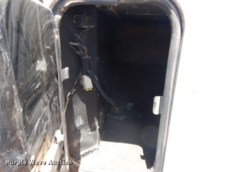 image for item HO9772 2004 Peterbilt 330  Crew Cab semi truck