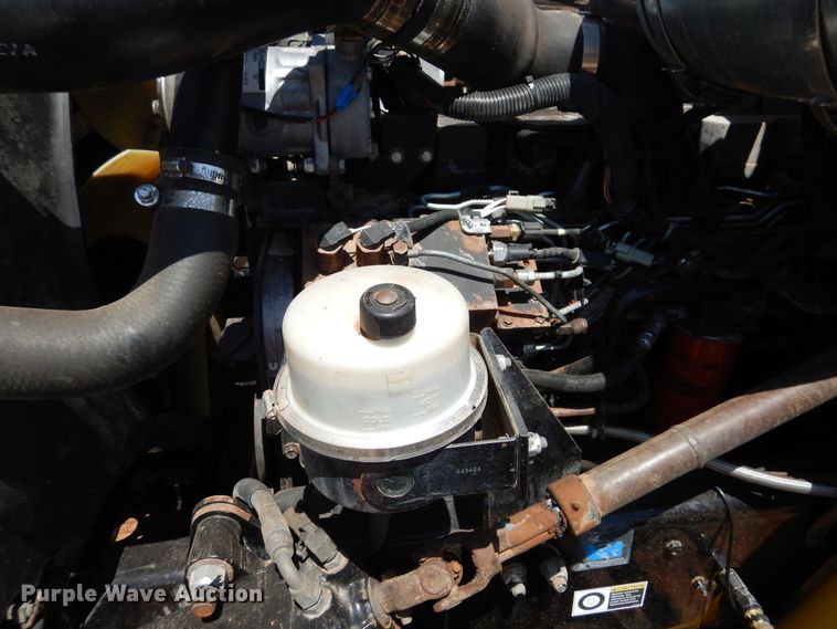 image for item HO9772 2004 Peterbilt 330  Crew Cab semi truck