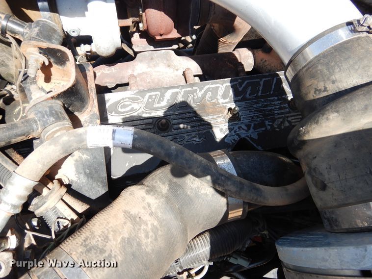 image for item HO9772 2004 Peterbilt 330  Crew Cab semi truck