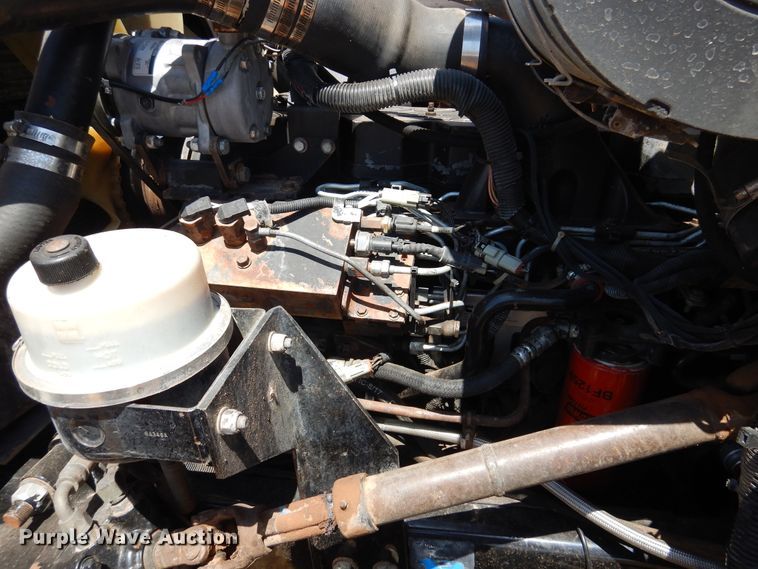 image for item HO9772 2004 Peterbilt 330  Crew Cab semi truck