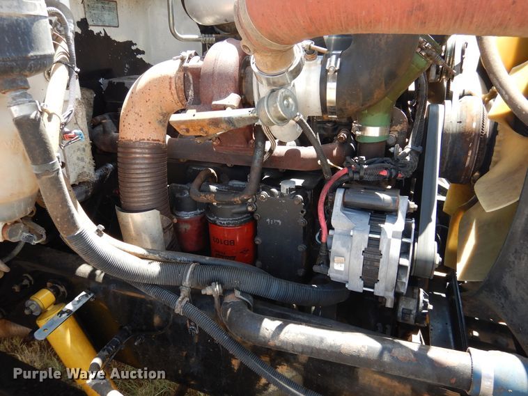 image for item HO9772 2004 Peterbilt 330  Crew Cab semi truck