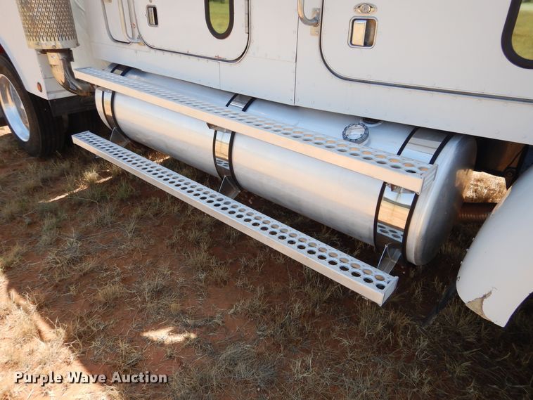 image for item HO9772 2004 Peterbilt 330  Crew Cab semi truck