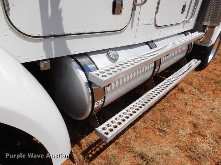 image for item HO9772 2004 Peterbilt 330  Crew Cab semi truck